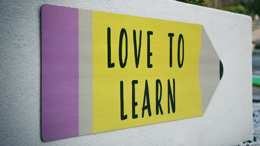 A pencil graphic on the wall saying 'love to learn'